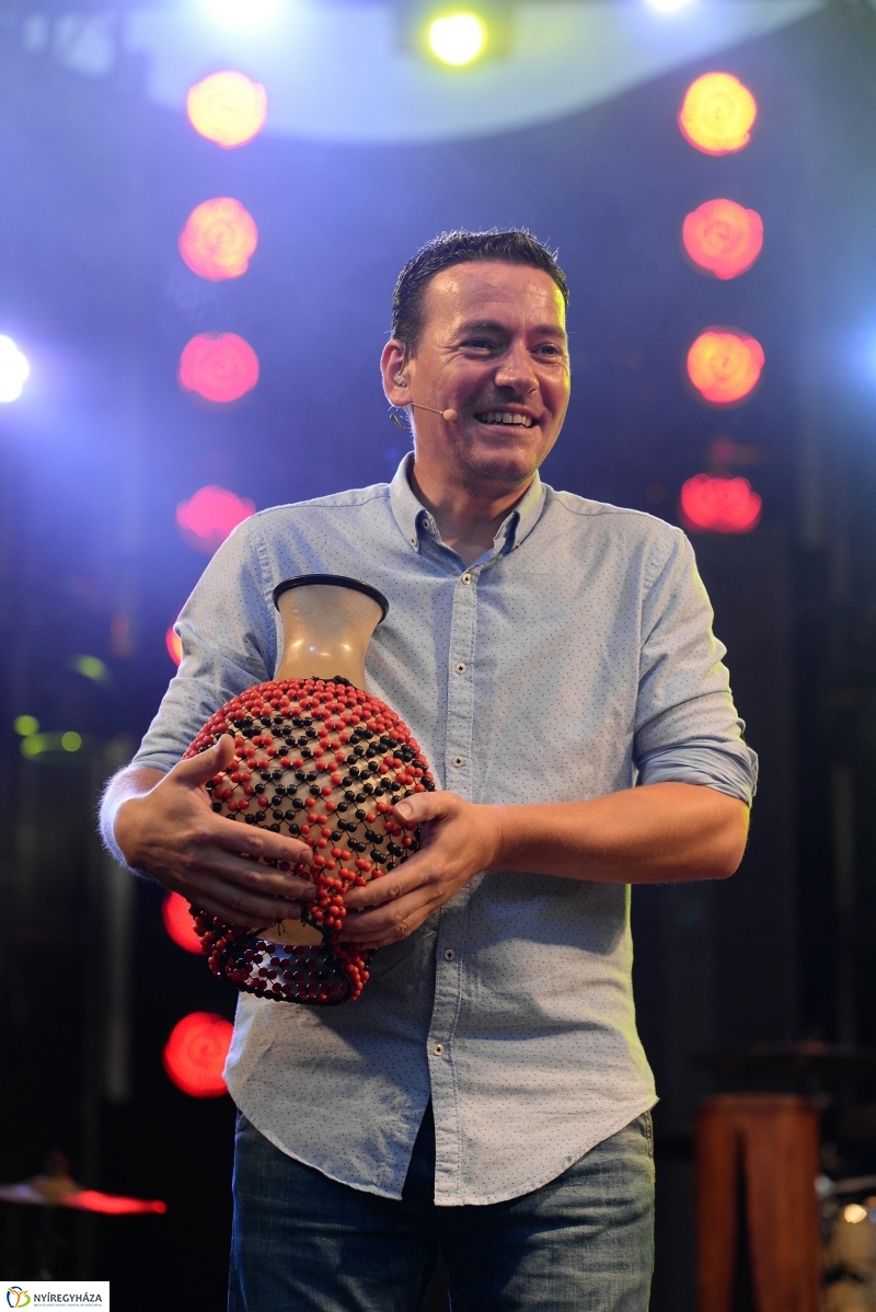 Talamba ütőegyüttes fellépése a nagyszínpadon