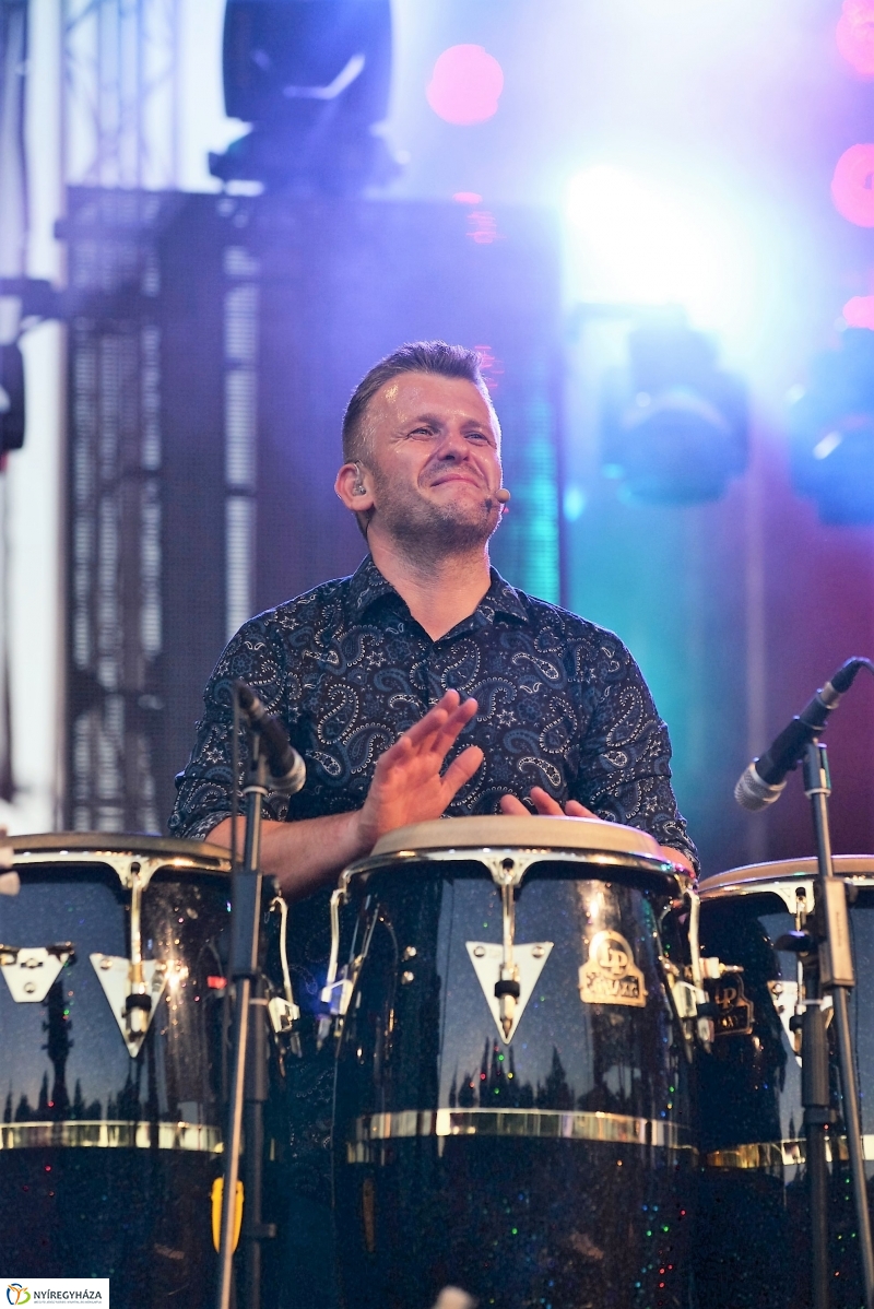 Talamba ütőegyüttes fellépése a nagyszínpadon