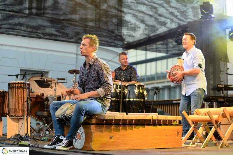 Talamba ütőegyüttes fellépése a nagyszínpadon