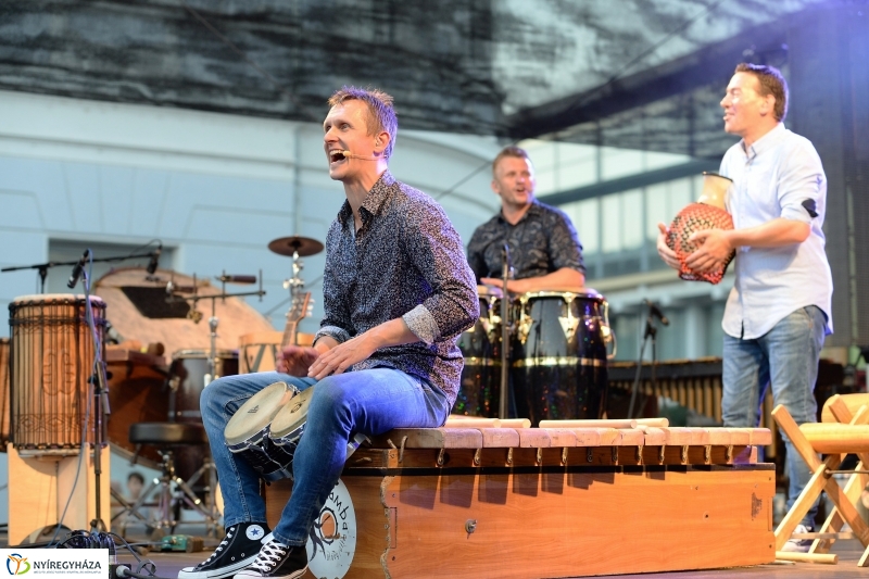 Talamba ütőegyüttes fellépése a nagyszínpadon