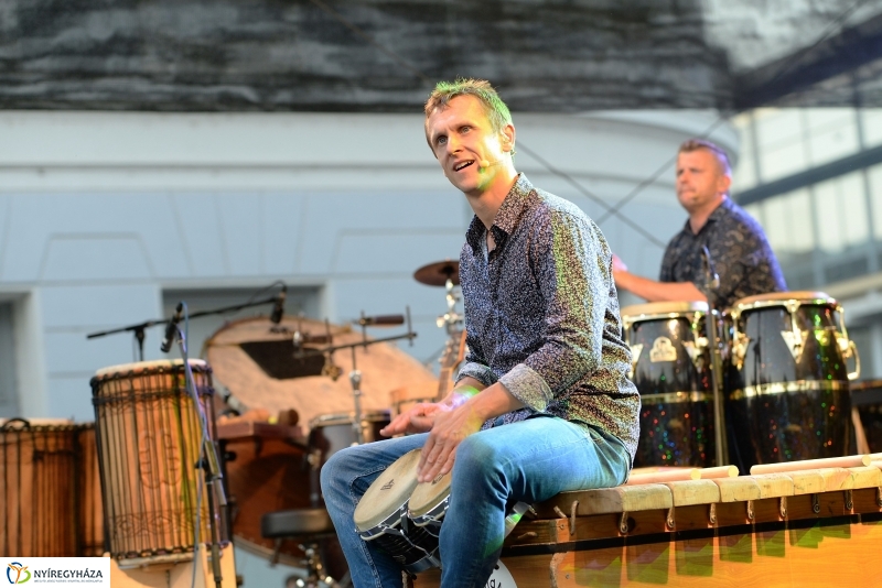 Talamba ütőegyüttes fellépése a nagyszínpadon