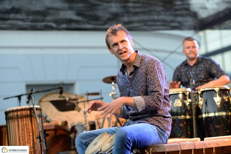 Talamba ütőegyüttes fellépése a nagyszínpadon