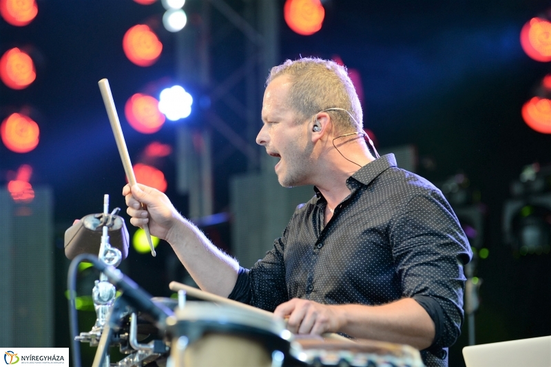 Talamba ütőegyüttes fellépése a nagyszínpadon