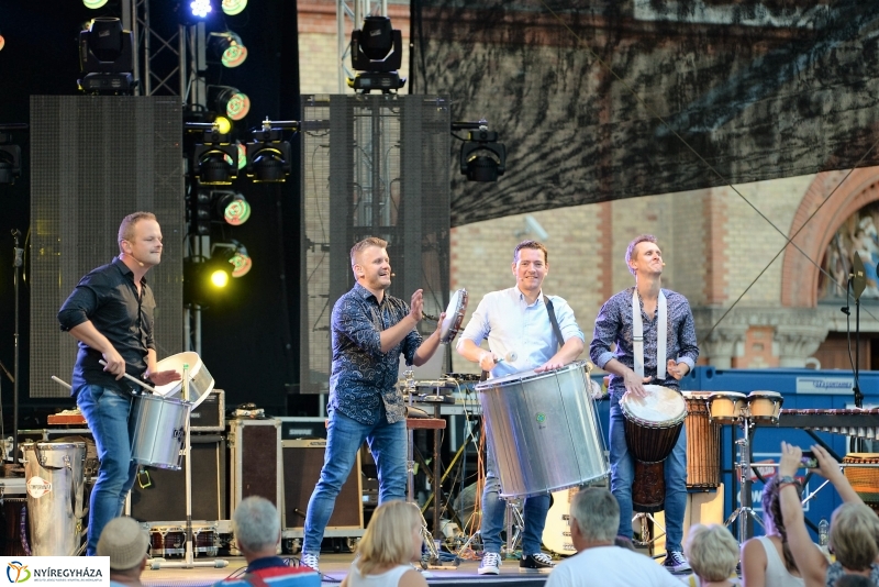 Talamba ütőegyüttes fellépése a nagyszínpadon