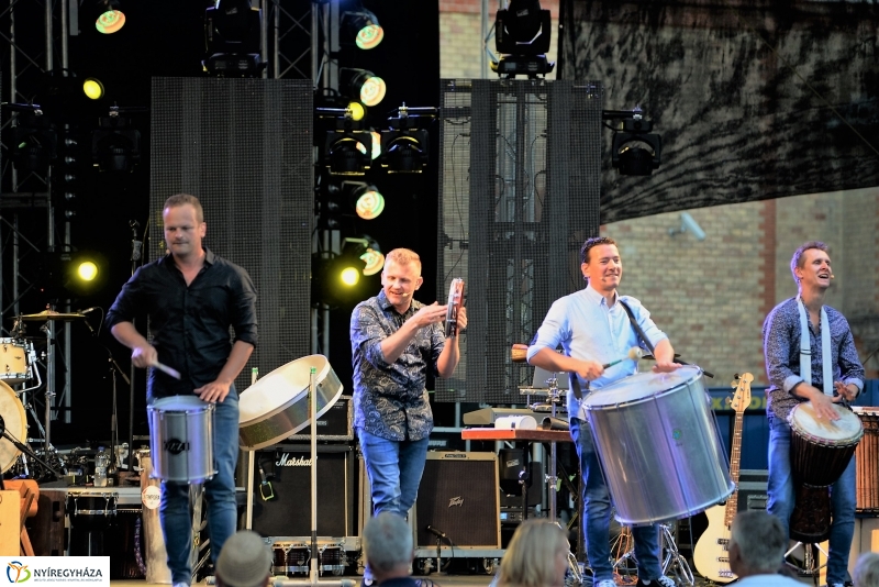 Talamba ütőegyüttes fellépése a nagyszínpadon