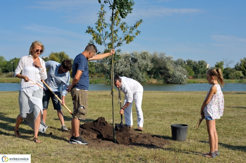 Emlékfa ültetés a Vidor ligetben