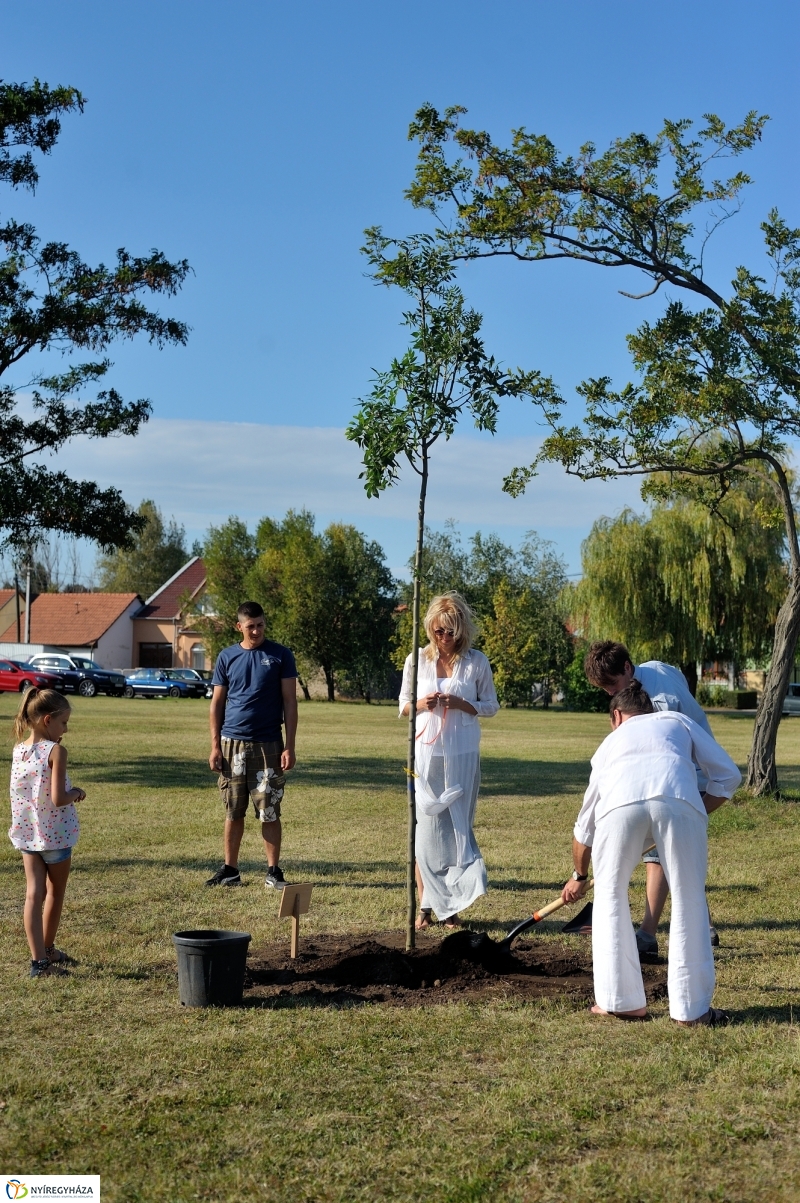 Emlékfa ültetés a Vidor ligetben