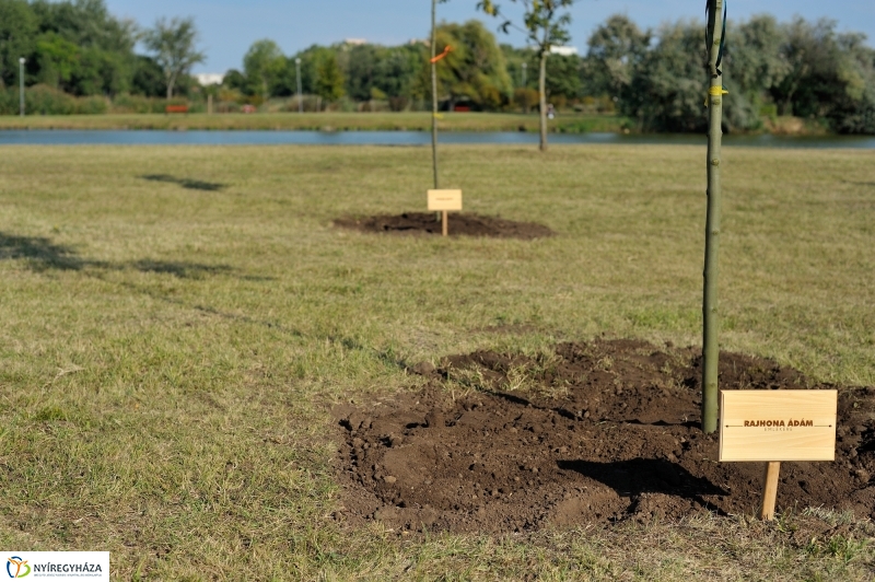 Emlékfa ültetés a Vidor ligetben