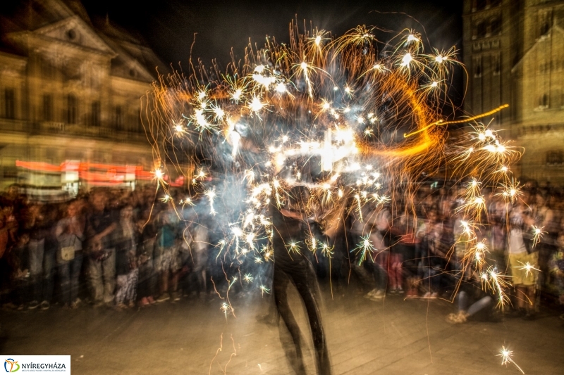 Tűzzsonglőrök Nyíregyháza főterén