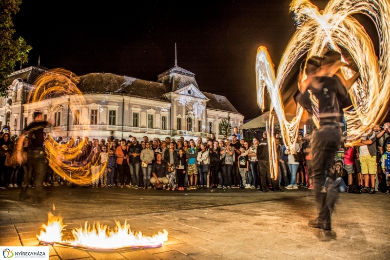 Tűzzsonglőrök Nyíregyháza főterén