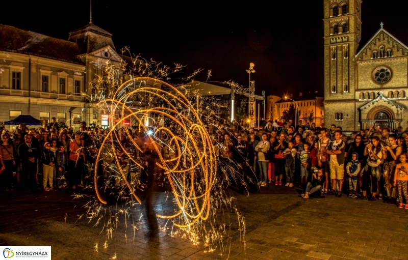 Tűzzsonglőrök Nyíregyháza főterén