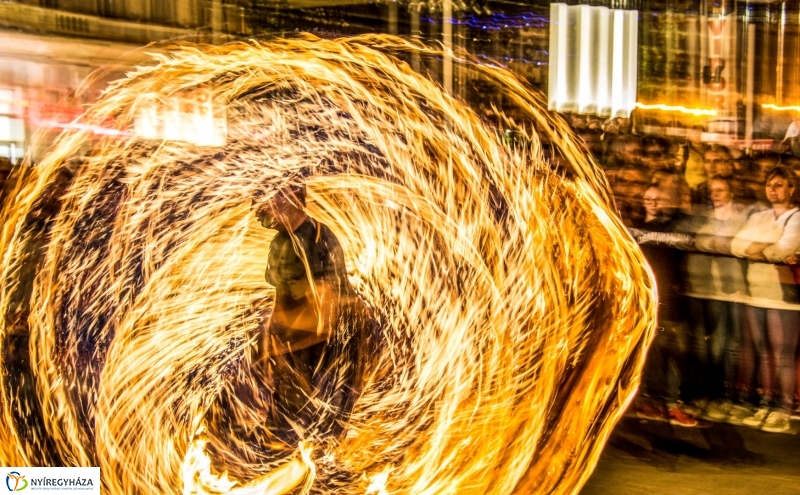 Tűzzsonglőrök Nyíregyháza főterén