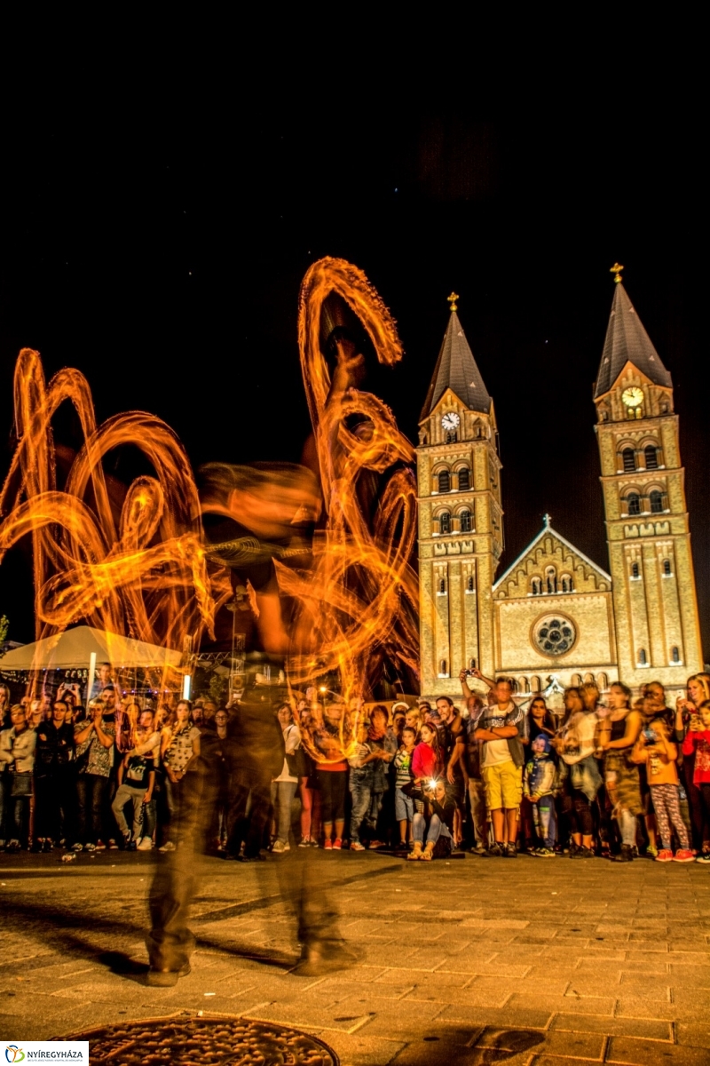 Tűzzsonglőrök Nyíregyháza főterén