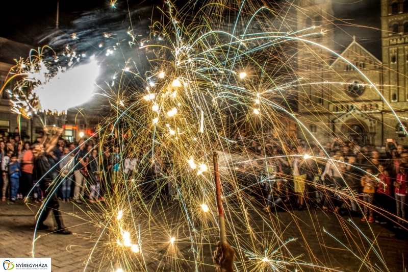 Tűzzsonglőrök Nyíregyháza főterén
