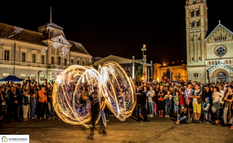 Tűzzsonglőrök Nyíregyháza főterén