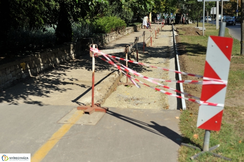 Járdafelújítás a Sóstói úton