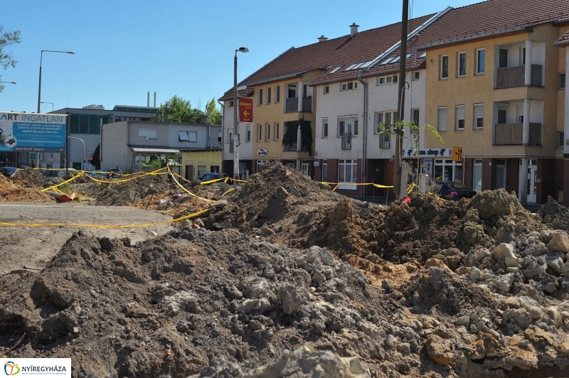 Elkezdődött a beruházás a Szegfű utcán IV