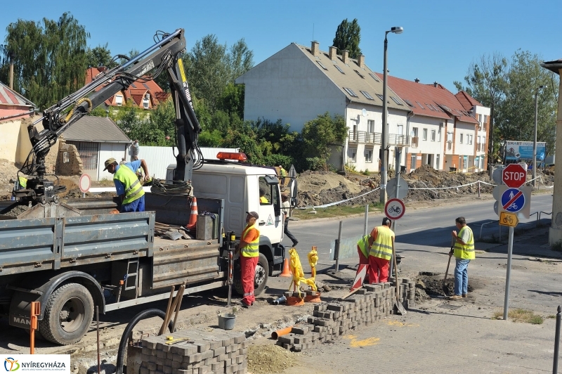 Elkezdődött a beruházás a Szegfű utcán IV