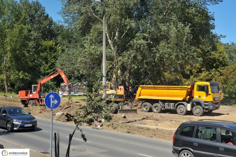 Elkezdődött a beruházás a Szegfű utcán IV