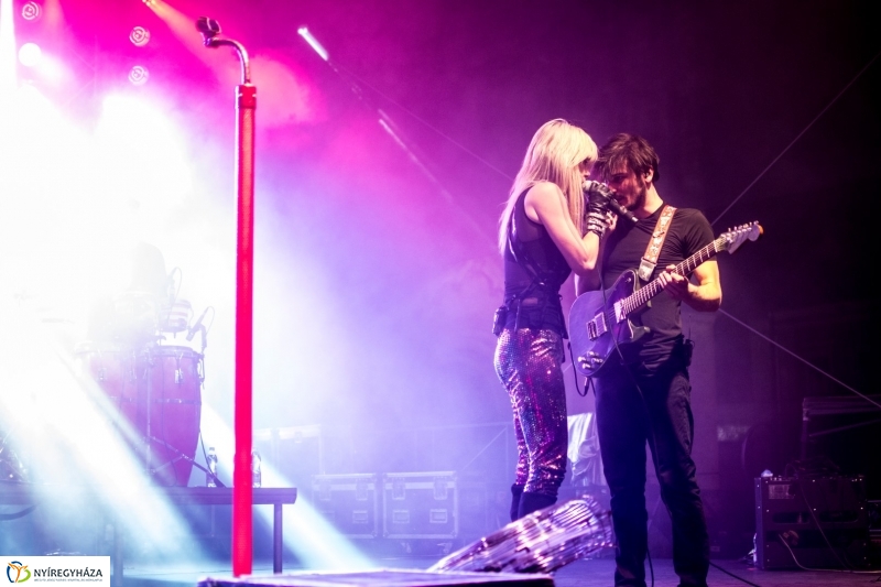 Péterfy Bori & LOVE BAND