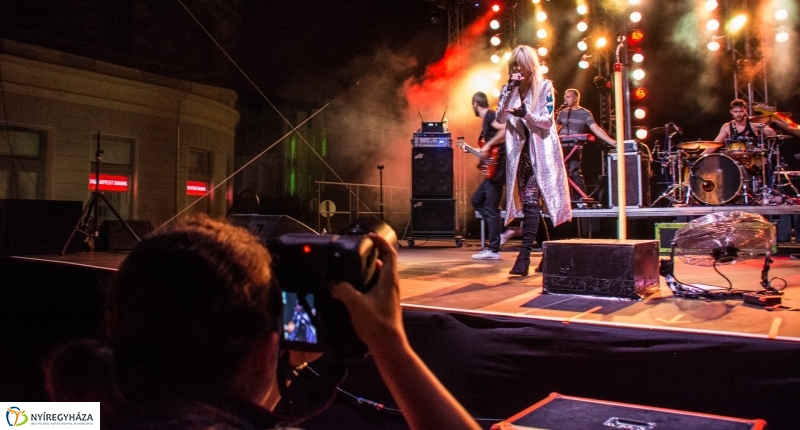 Péterfy Bori & LOVE BAND