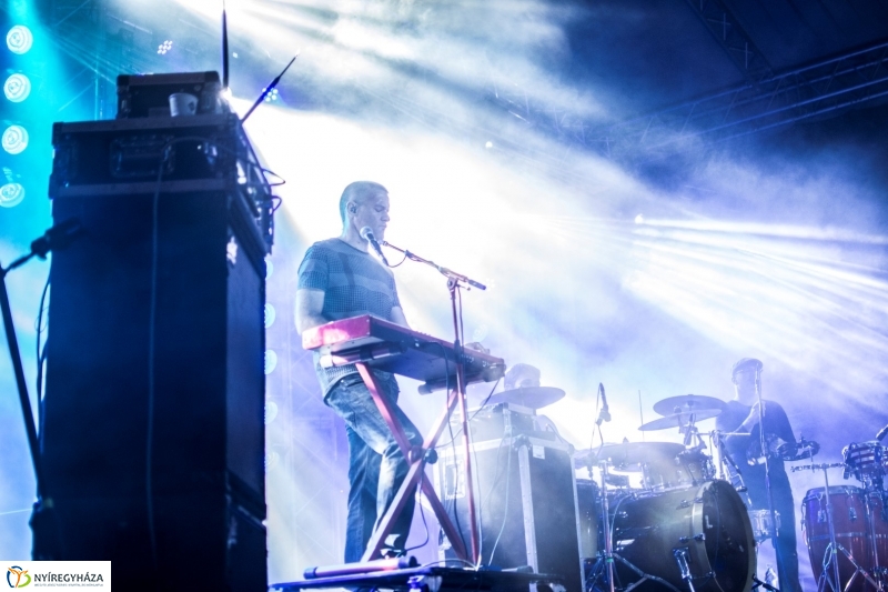 Péterfy Bori & LOVE BAND