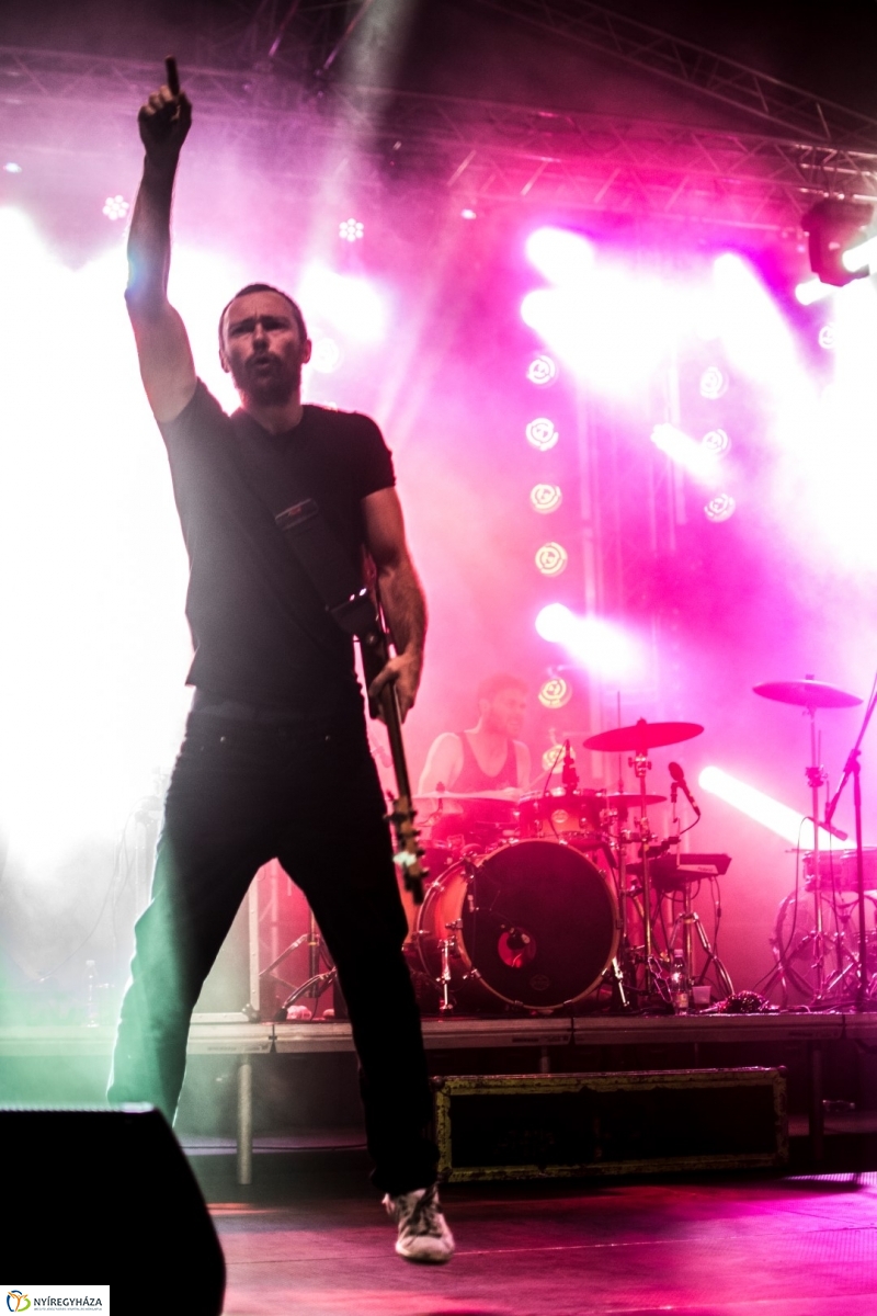 Péterfy Bori & LOVE BAND