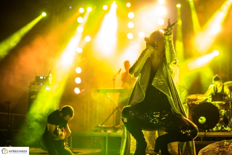 Péterfy Bori & LOVE BAND