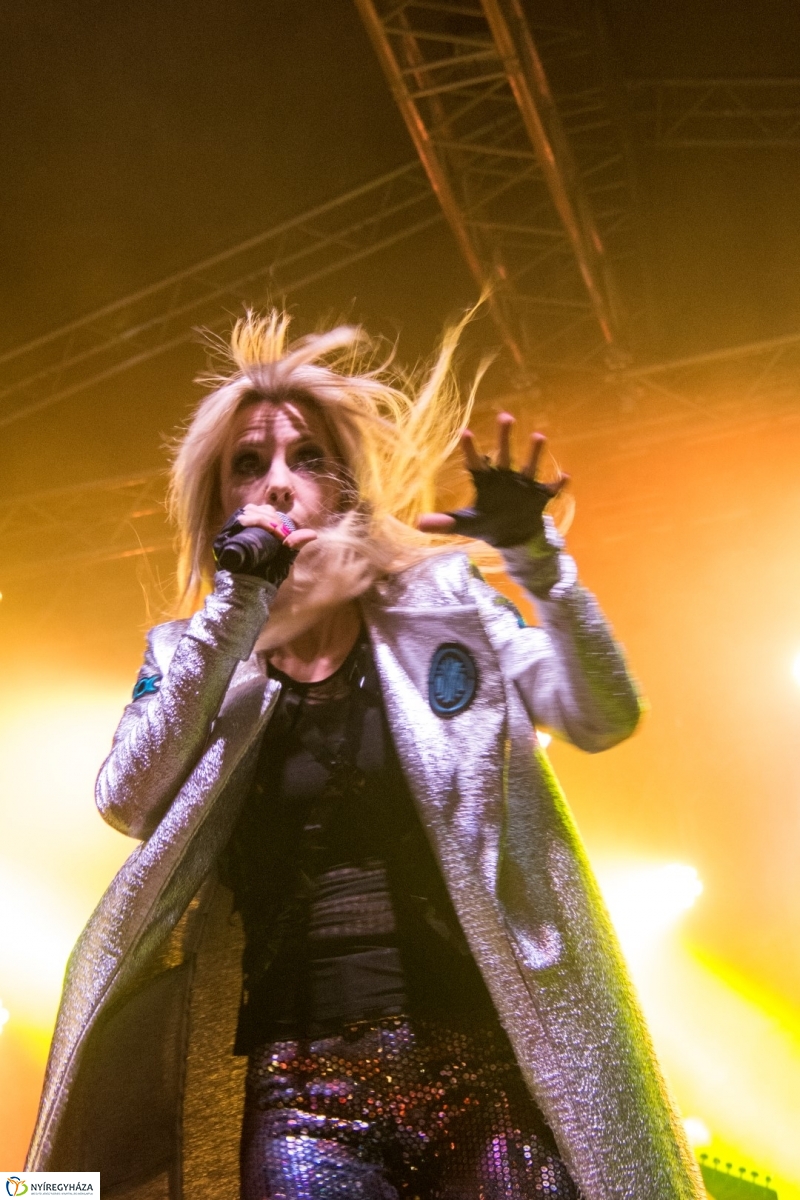 Péterfy Bori & LOVE BAND