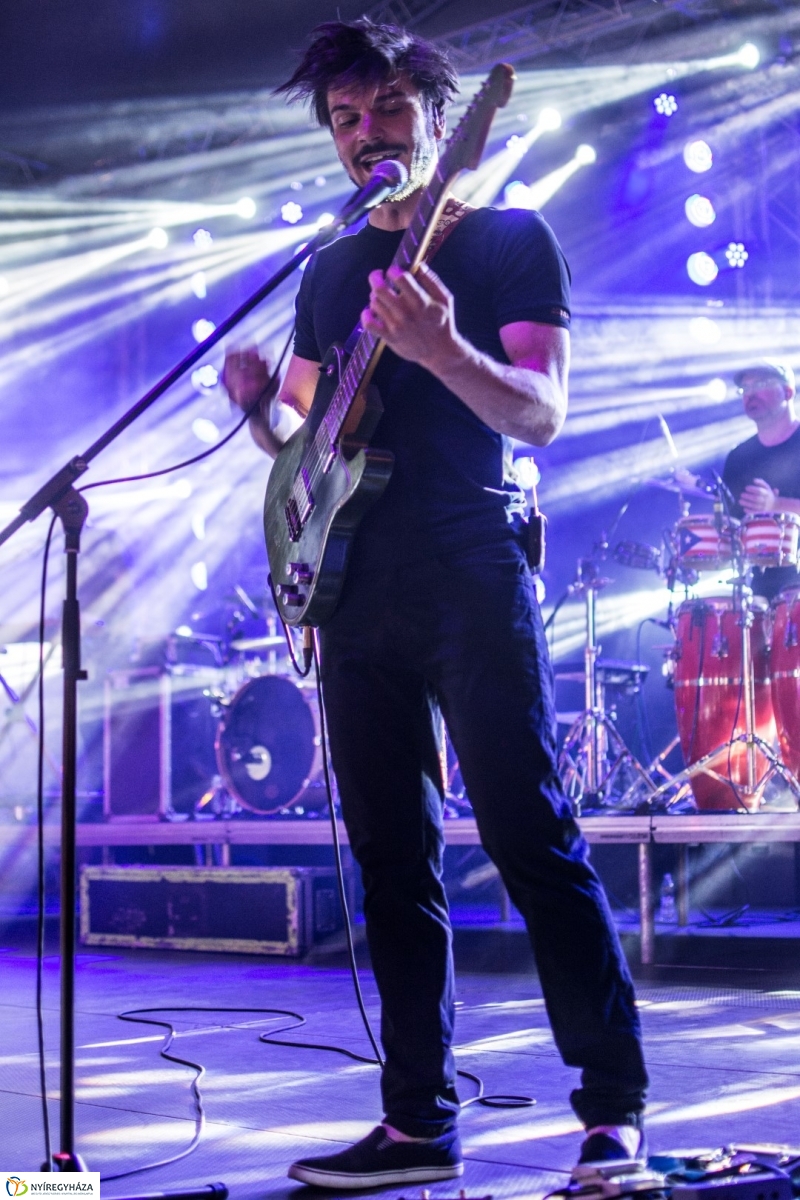 Péterfy Bori & LOVE BAND