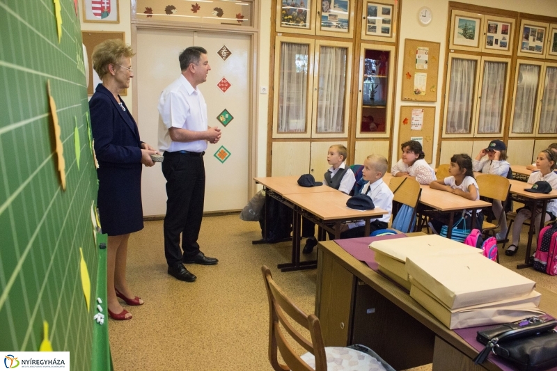 Ajándék tanszercsomag az önkormányzattól