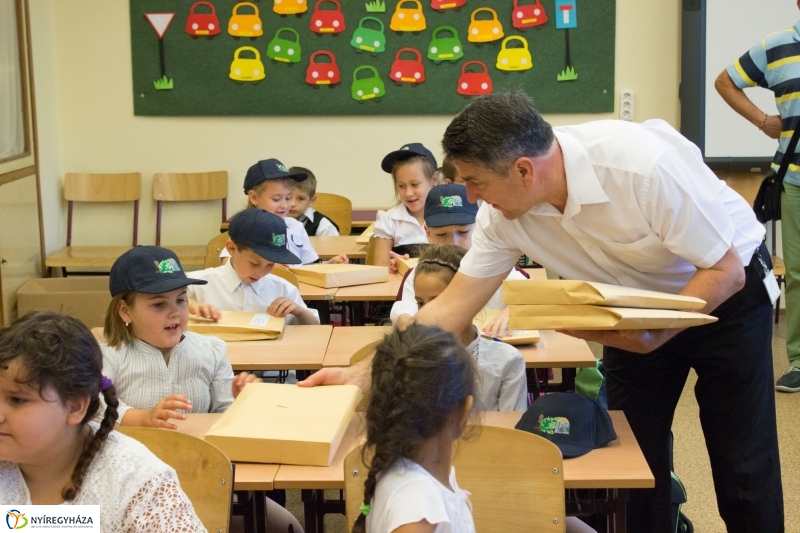 Ajándék tanszercsomag az önkormányzattól