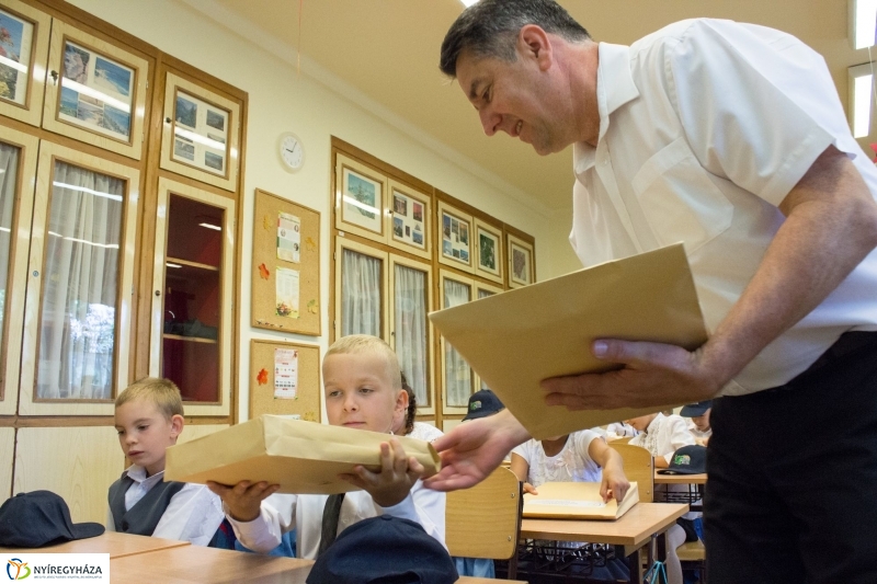 Ajándék tanszercsomag az önkormányzattól