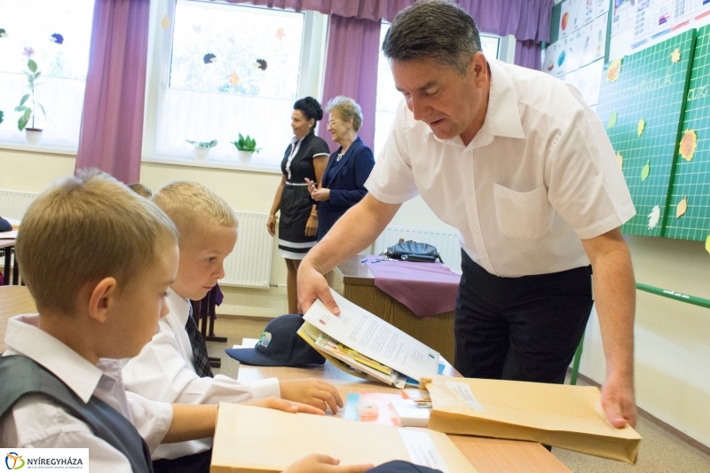 Ajándék tanszercsomag az önkormányzattól