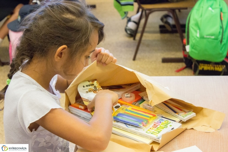 Ajándék tanszercsomag az önkormányzattól