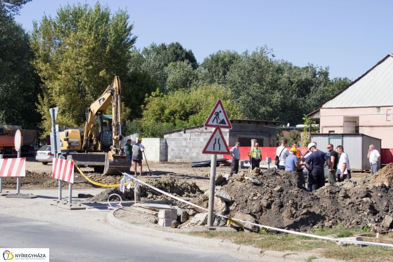 Elkezdődött a beruházás a Szegfű utcán V
