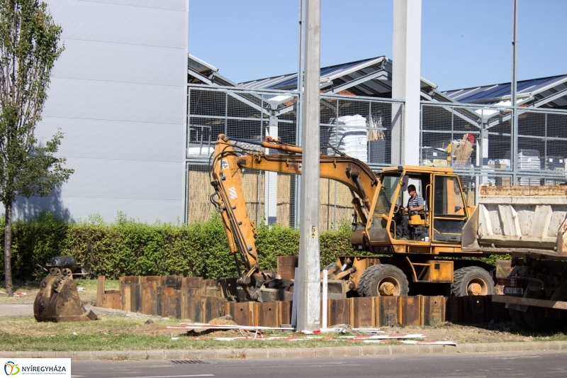 Elkezdődött a beruházás a Szegfű utcán V