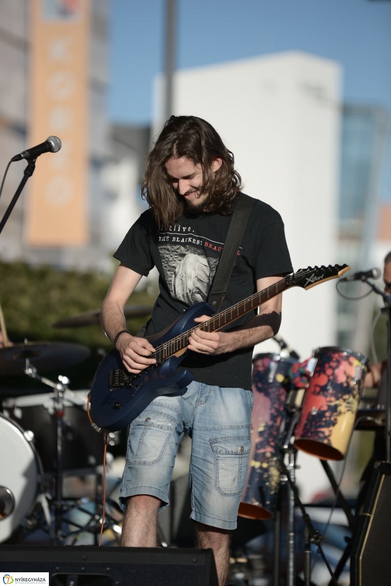 Színpadon a Folkfusion Band