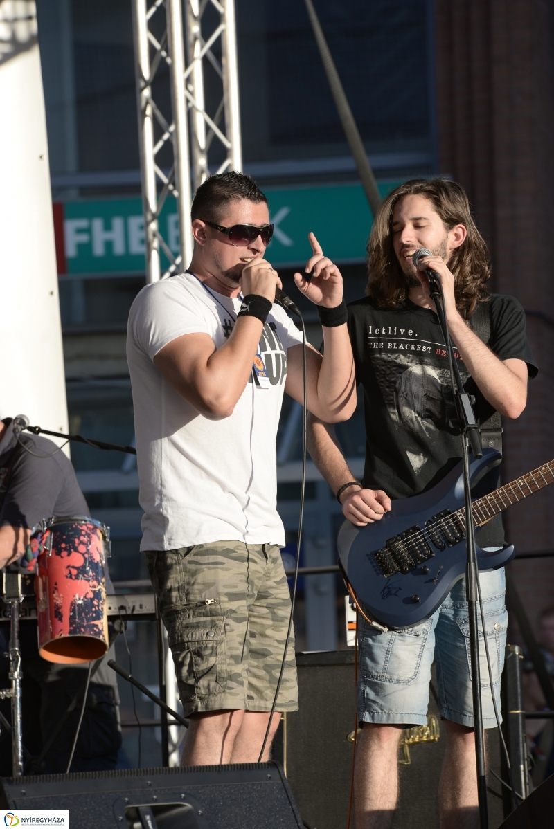 Színpadon a Folkfusion Band