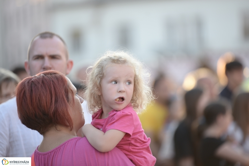 Színpadon a Folkfusion Band
