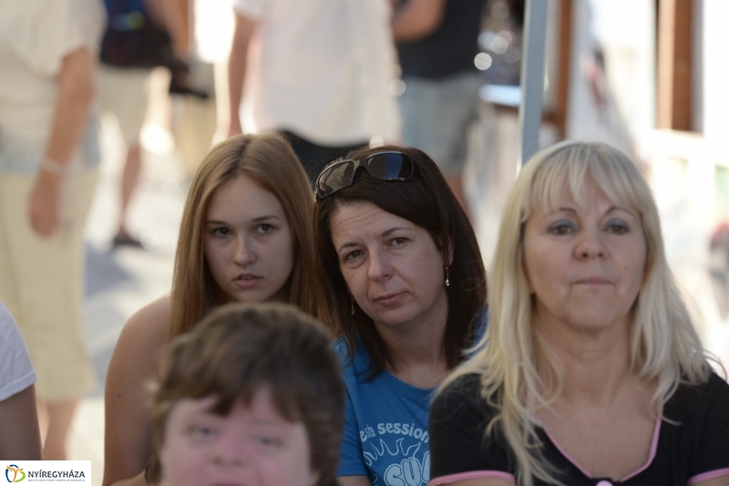 Színpadon a Folkfusion Band