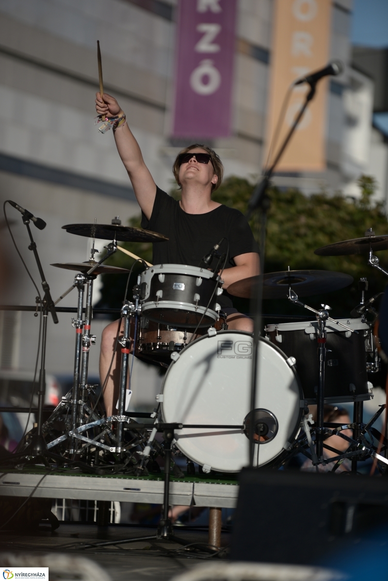 Színpadon a Folkfusion Band