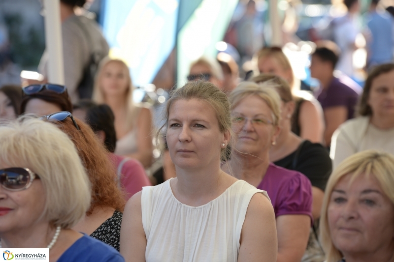 Színpadon a Folkfusion Band