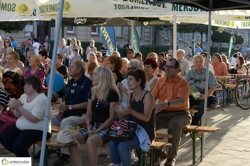 Színpadon a Folkfusion Band