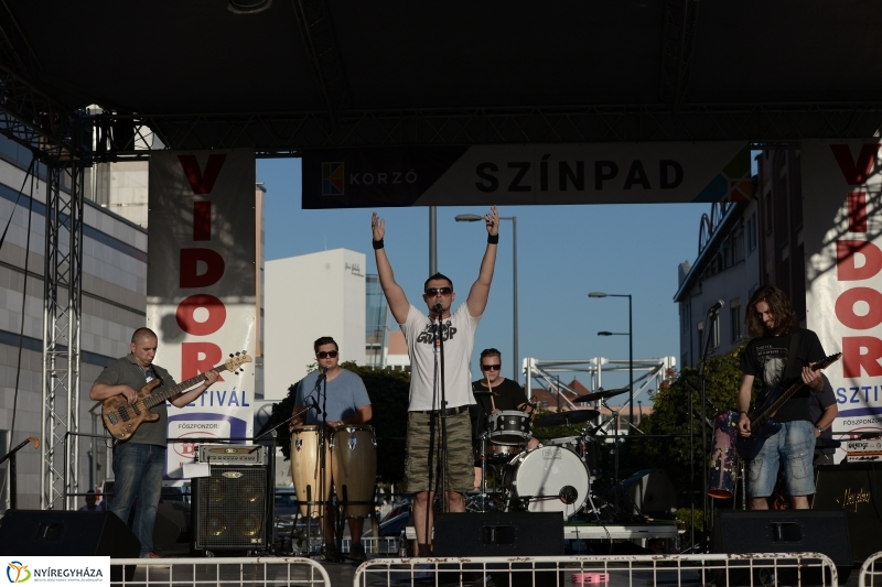 Színpadon a Folkfusion Band