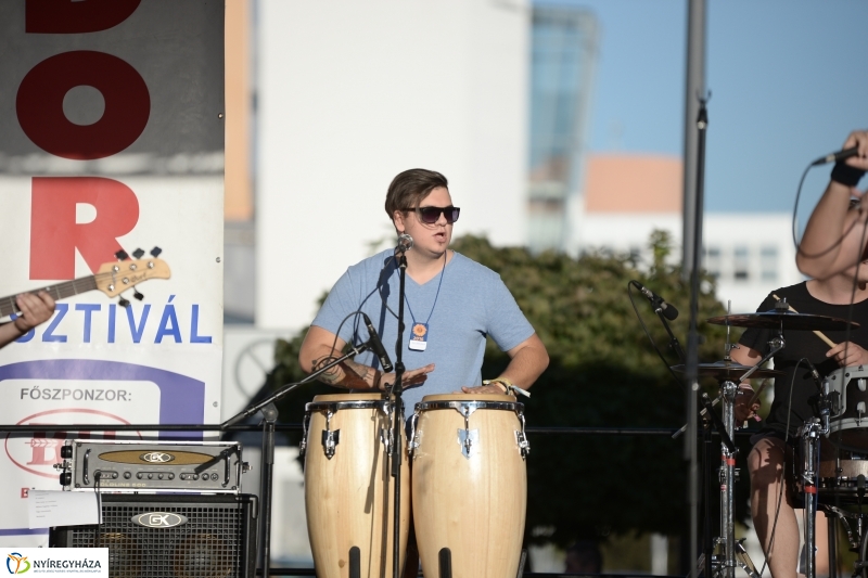 Színpadon a Folkfusion Band