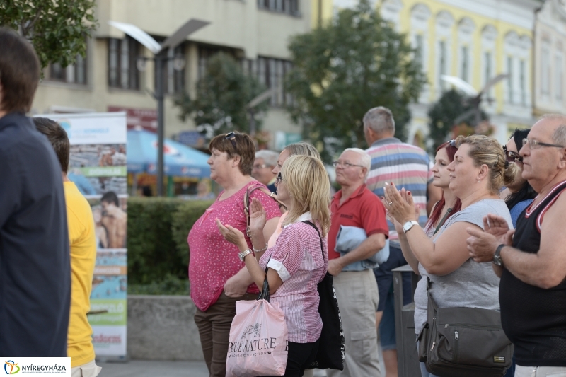 Színpadon a Folkfusion Band