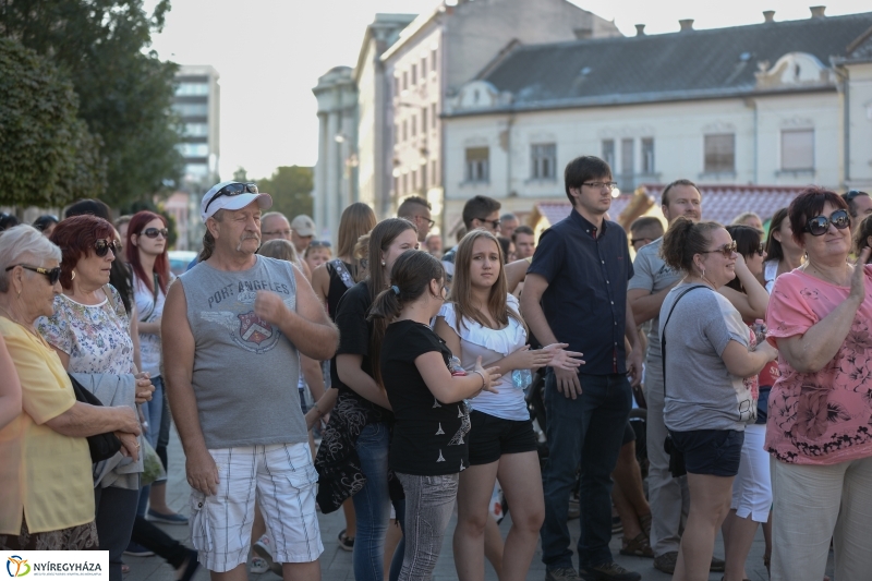 Színpadon a Folkfusion Band
