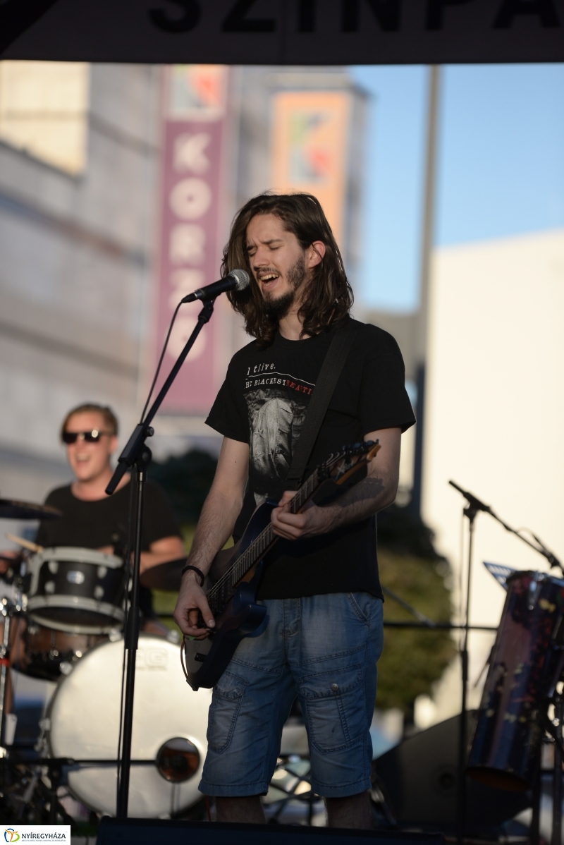 Színpadon a Folkfusion Band