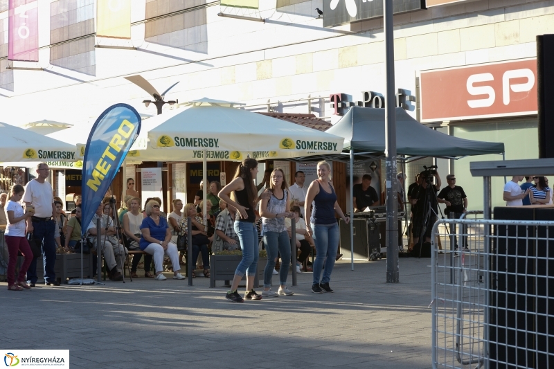 Színpadon a Folkfusion Band